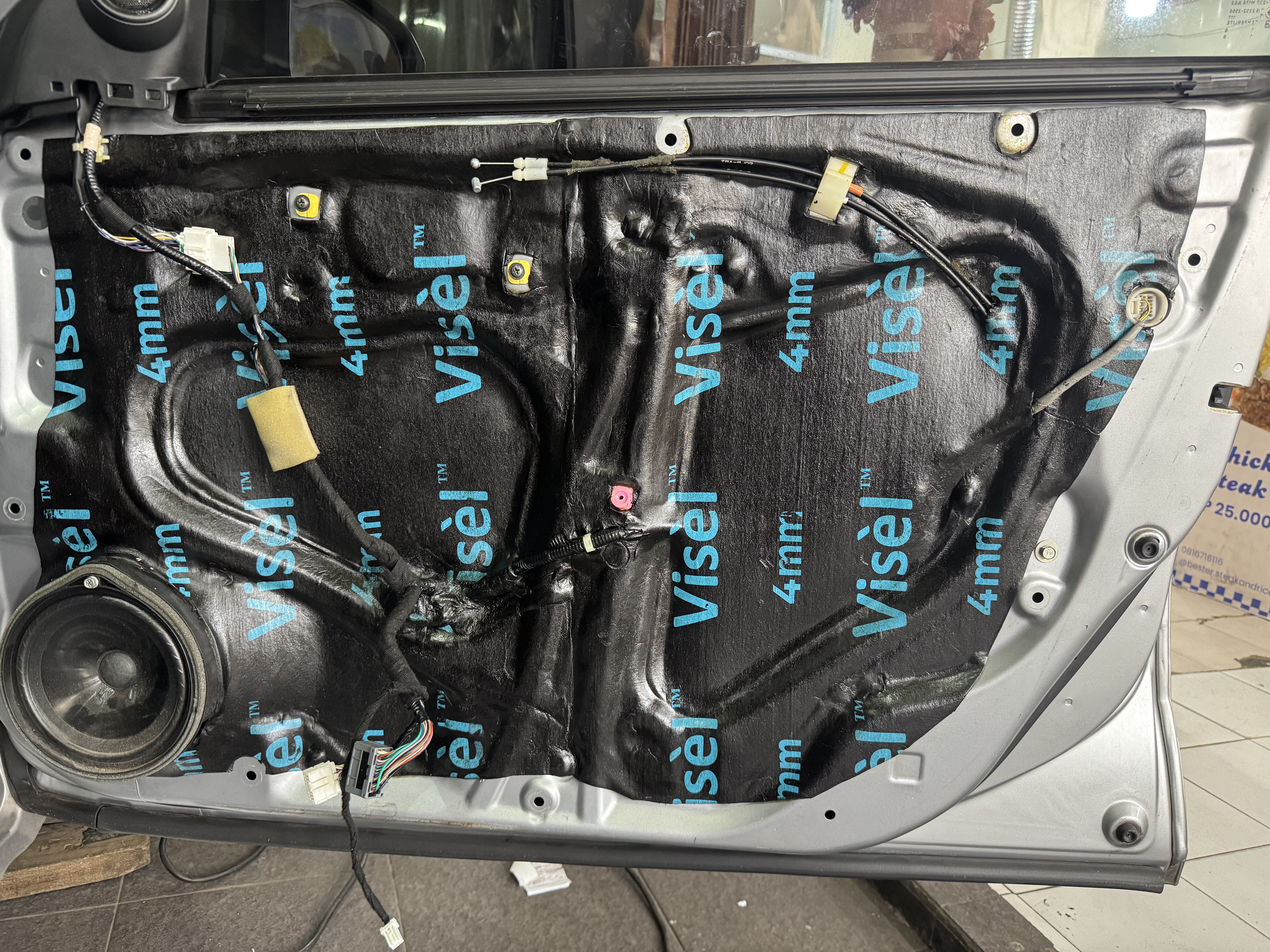 Peredam Visèl 4mm pada pintu mobil
